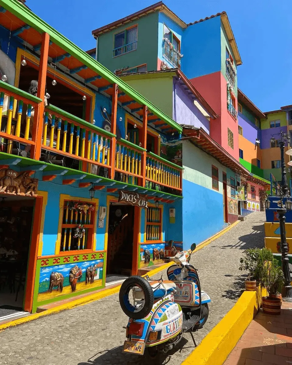 Medellín Discovery Tours, ALMAR culture service in Colombia.